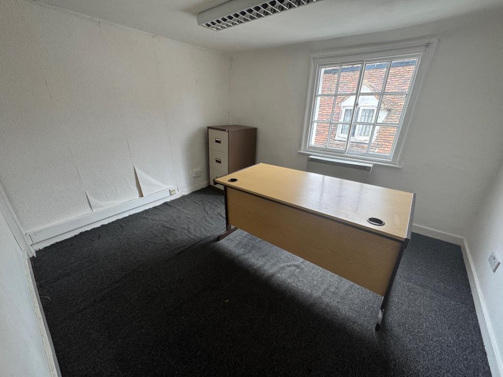 Lot: 98 - PERIOD TOWN CENTRE COMMERCIAL PREMISES - Vacant second floor office - rear